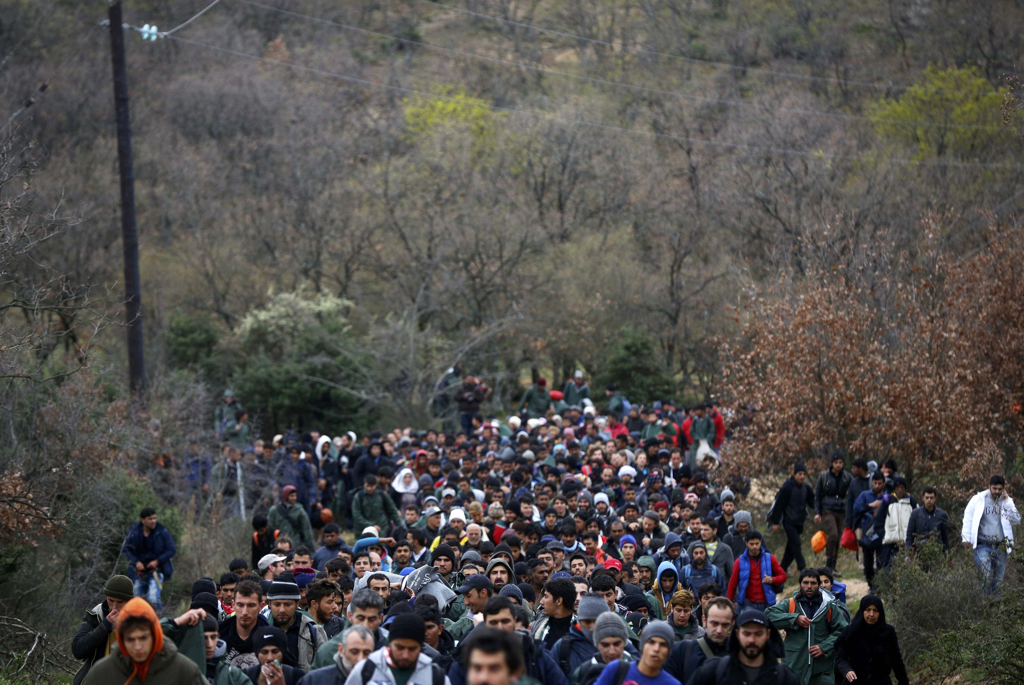 Македония под тревога! Стотици мигранти нахлуха нелегално в страната
