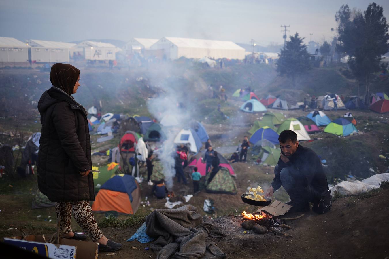 Стотици бежанци са напуснали лагера в Идомени, търсят обиколни пътища