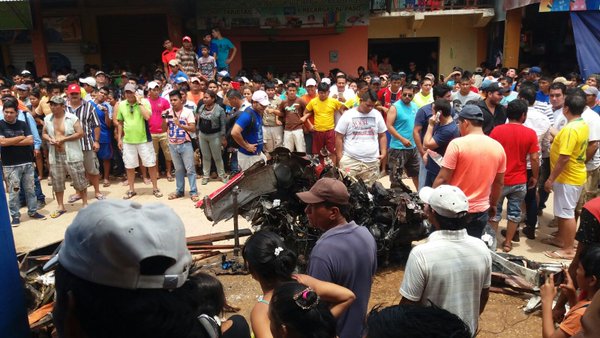 Лекомоторен самолет рухна върху пазар в Боливия (СНИМКИ)