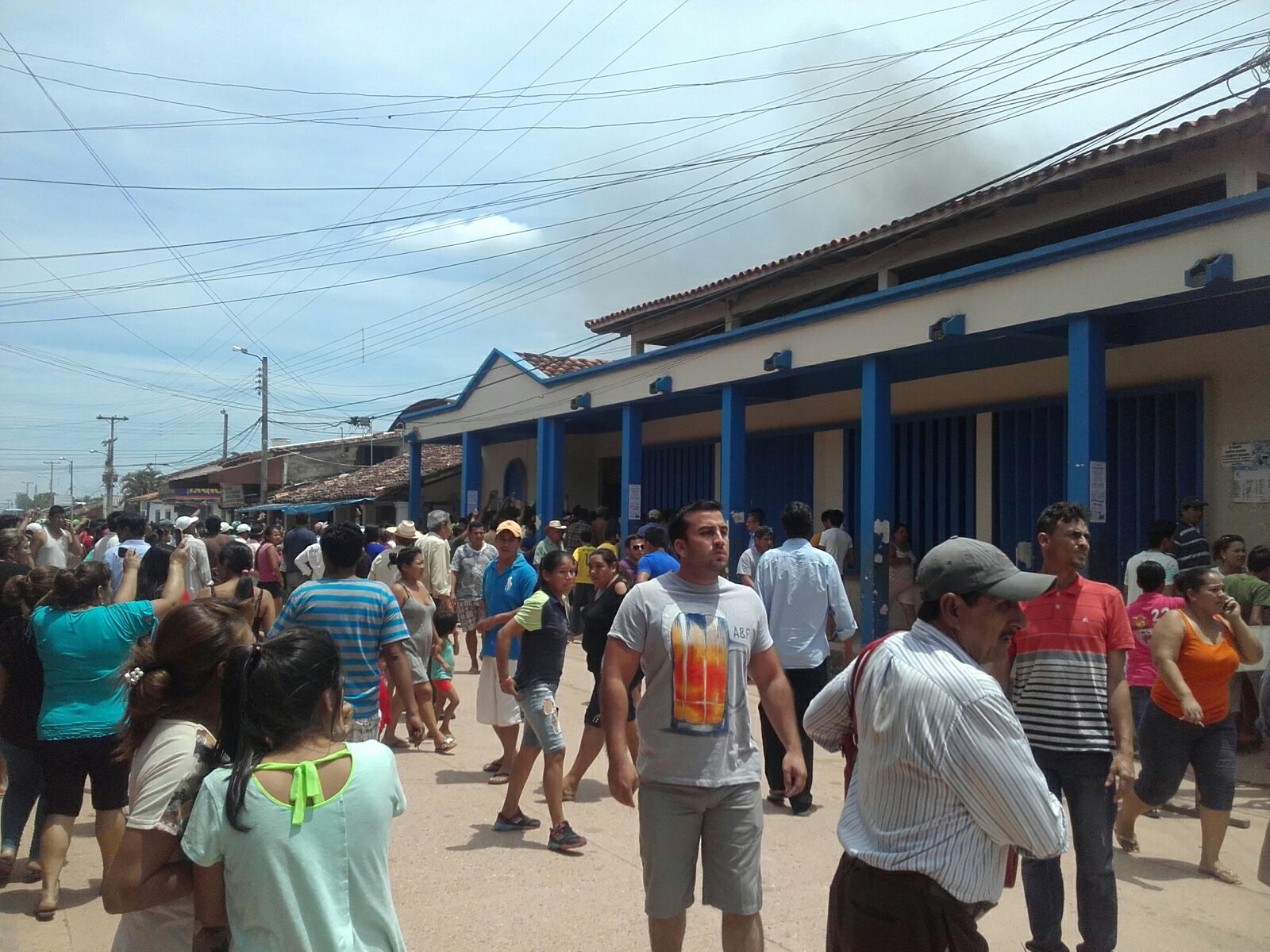 Лекомоторен самолет рухна върху пазар в Боливия (СНИМКИ)