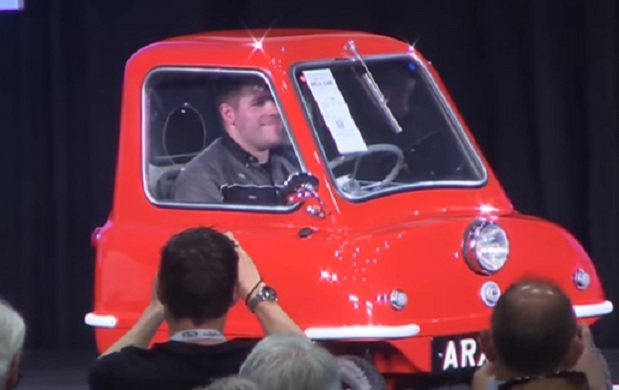 Ценител изръси дебели пачки за най-малката кола в света (ВИДЕО)
