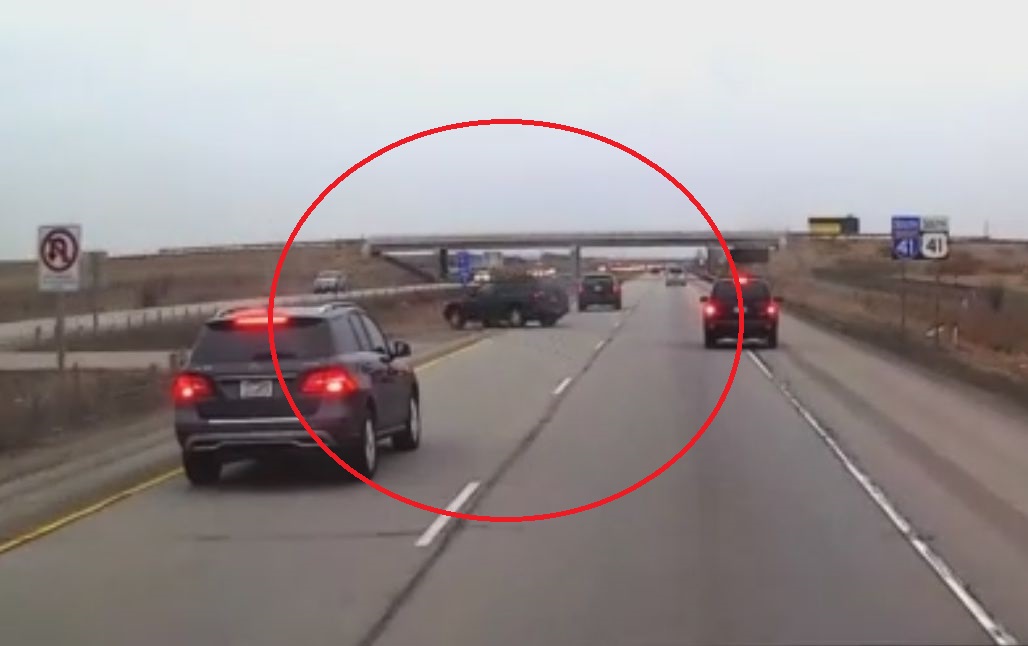 Шофьор опита да избута друг от магистралата, но ето какво стана... (ВИДЕО)