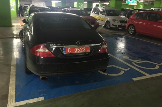 Турски дипломатически автомобил паркира на инвалидно място в столичен мол (СНИМКА)