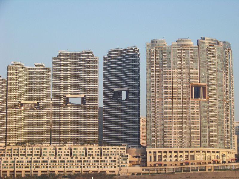Каква е причината част от небостъргачите в Хонконг да имат дупка в средата