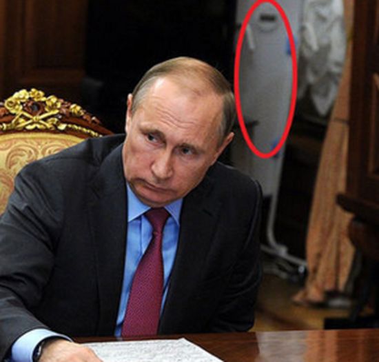 Какво става в кабинета на Путин!? Засякоха в кадър супер устройство (СНИМКА)