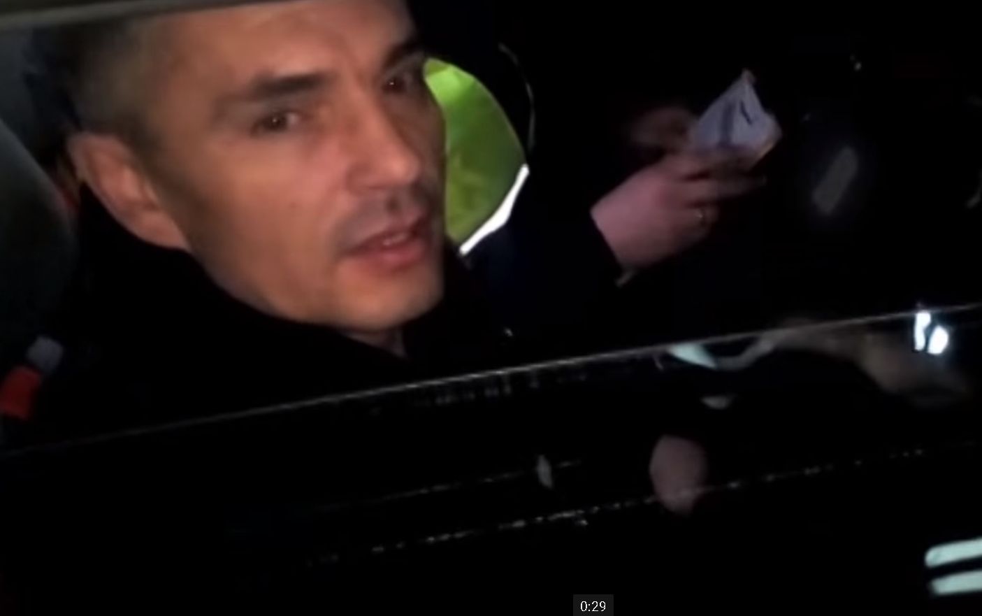 Пиян шофьор направи невероятна гадост в патрулка, за да отмъсти на ченгетата (ВИДЕО)