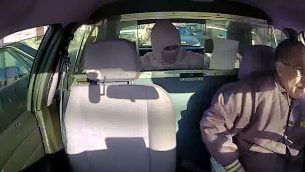 Престъпник се опита да обере таксиджия, но се случи нещо неочаквано... (СНИМКИ/ВИДЕО)