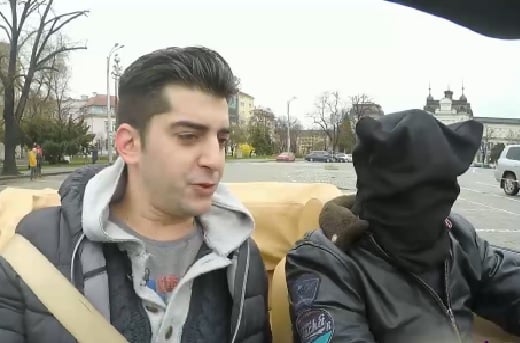 Безстрашен! Шофьор с чувал на главата повози Сашо Кадиев из центъра на София (СНИМКИ)