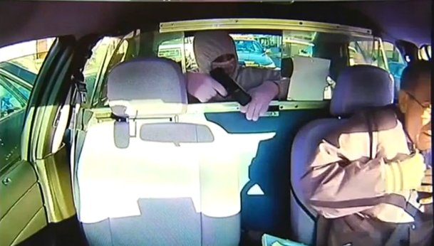 Престъпник се опита да обере таксиджия, но се случи нещо неочаквано... (СНИМКИ/ВИДЕО)