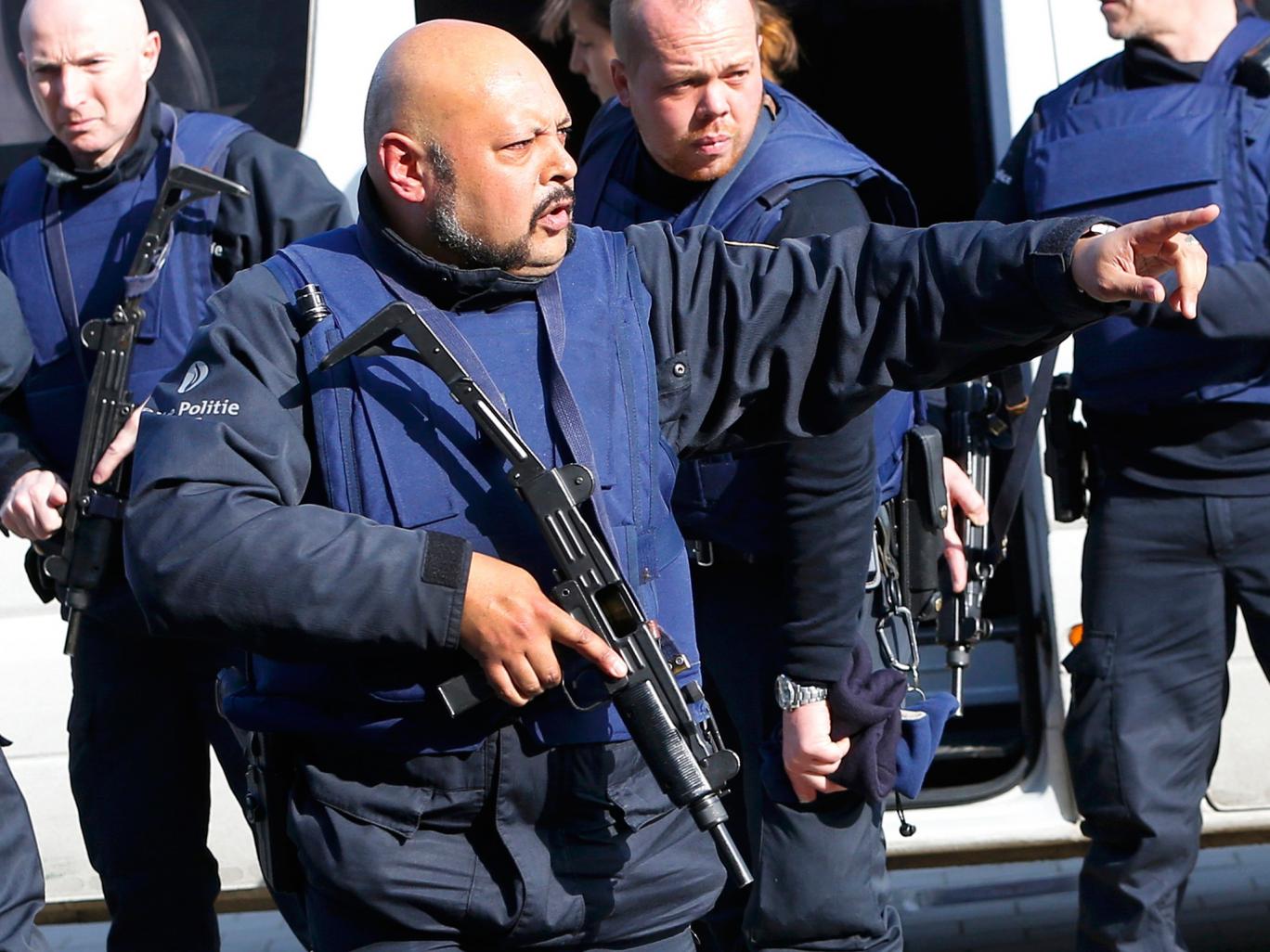 Извънредно: Нови изстрели сковаха Брюксел! Терористите отново атакуват полицията (ВИДЕО)