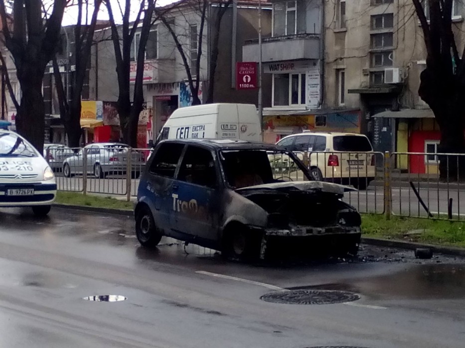 Кола избухна в пламъци в центъра на Варна (СНИМКИ)