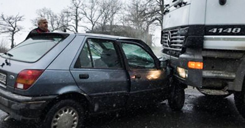 Челен удар на пътя Варна-Бургас, лека кола нацели камион