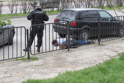 Зрелищна полицейска акция в Русе, прибраха двайсет души в ареста (ЕКСКЛУЗИВНИ СНИМКИ)