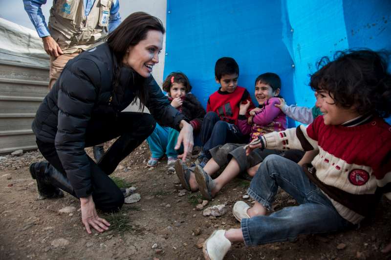 Анджелина Джоли влезе в калта заради бежанци (СНИМКИ/ВИДЕО)