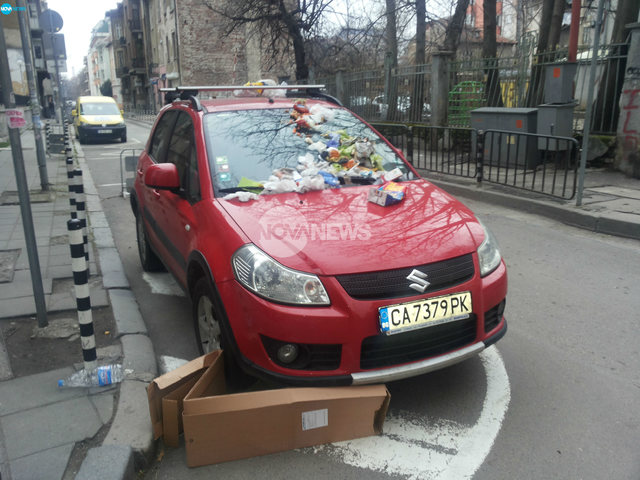 Отмъщение: Пешеходци засипаха кола с отпадъци (СНИМКИ)