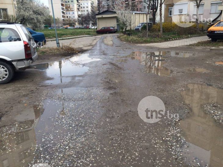 Няма прошка! Хора и коли затъват в кална улица в „Тракия”! (СНИМКИ)