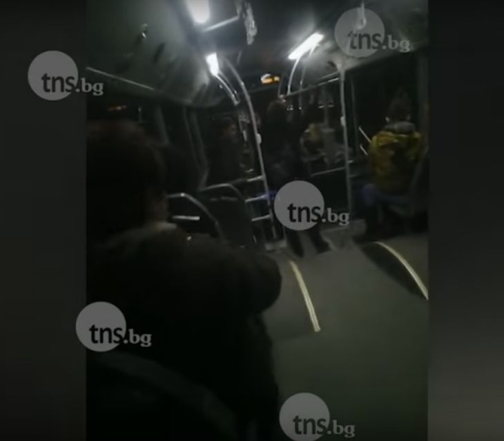 Екшън в Пловдив: Викове и крясъци разтресоха градски рейс заради смачкани 2 лв. (ВИДЕО)