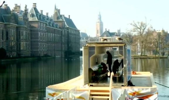 Плаваща класна стая „броди” из холандските канали 