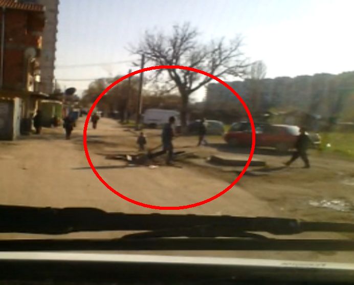 Роми къртят асфалт, а реакция от службите няма  