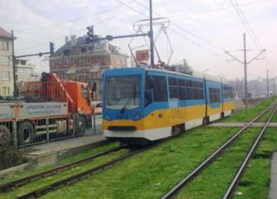 Трамвай насмете бус на зелените релси на Руски паметник 