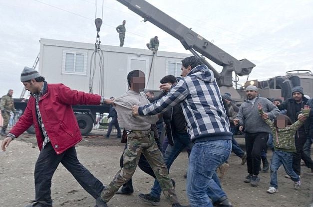 Бежанец-педофил бе спипан да изнасилва 7-годишно момиченце в Идомени 