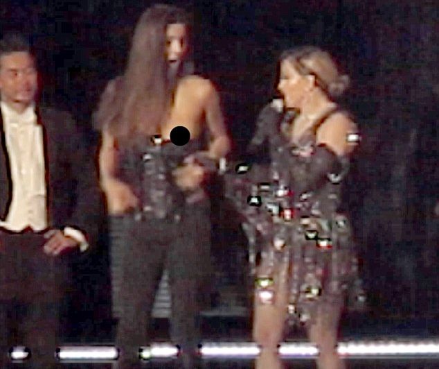 Мадона изтрещя: Тормози сексуално своя фенка на сцената (ВИДЕО)