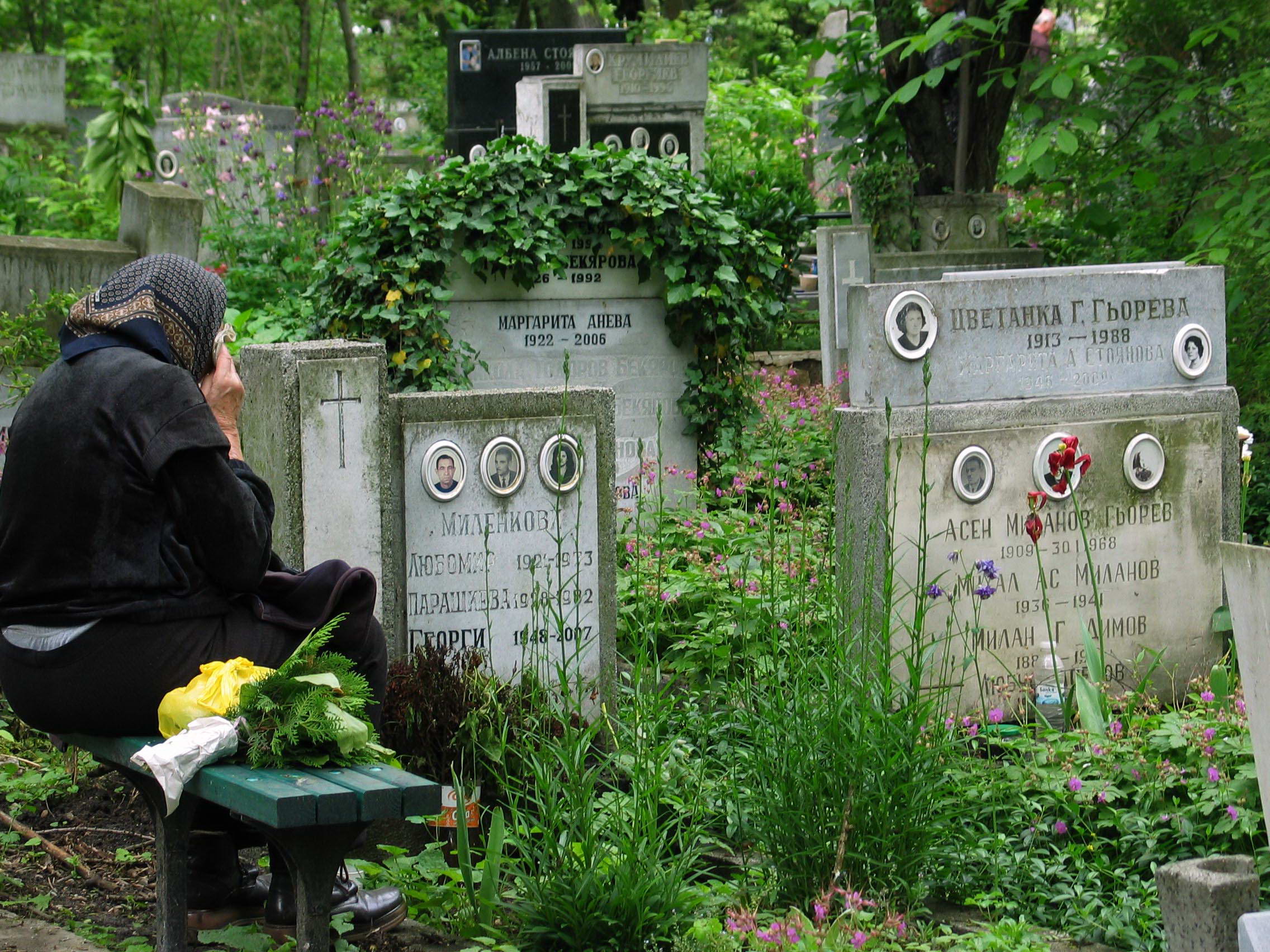 Пак поругаха гроба на мистериозно убита софийска красавица 