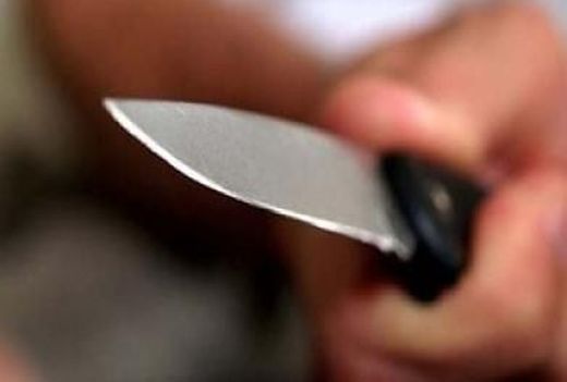 Баща нахлу в училище в Добрич, заби нож в катедрата на учител