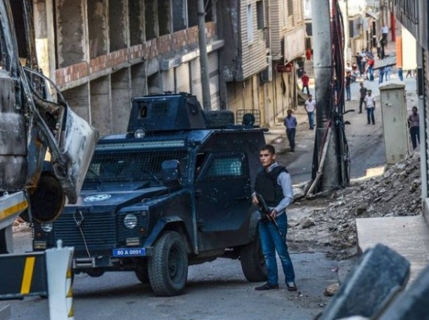 Нов взрив в Турция! Бомба избухна до брониран полицейски автомобил 