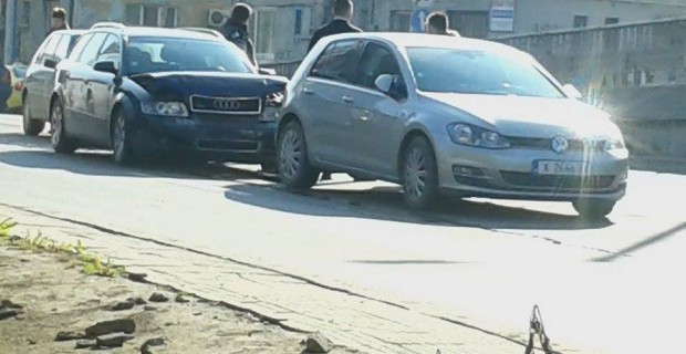 Ламарини трещят от сутринта: Три коли се нанизаха на Бетонния мост в Пловдив