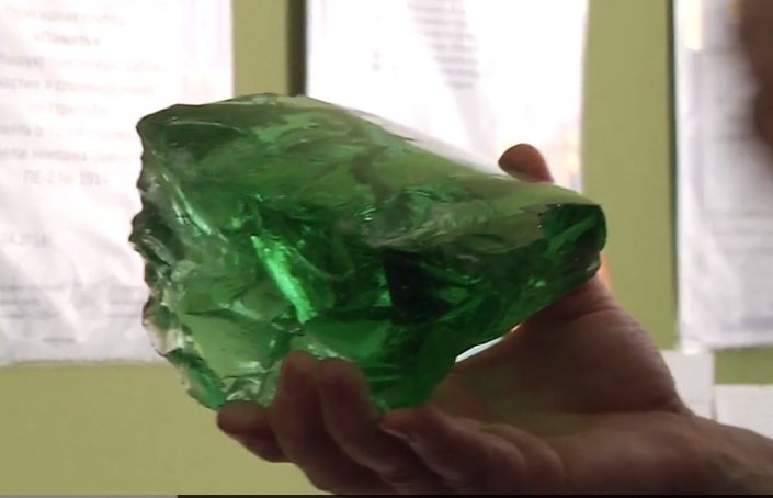 Учени броят 3 милиона долара на учителка за зелен камък, тя не го дава заради голяма тайна (ВИДЕО)