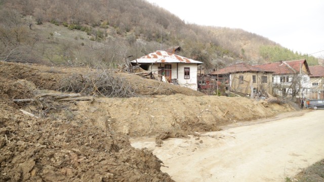 Бедствено положение в Кюстендилско, свлачища затвориха пътища