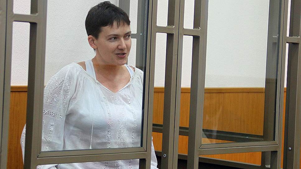 Феномен: Надя Савченко трети месец гладува в руски затвор и все повече пълнее!