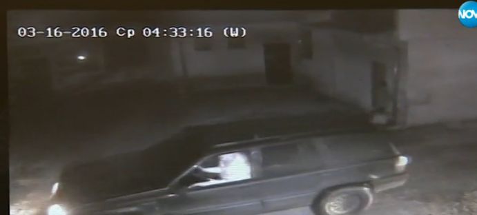 Крадци с откраднат джип удрят 5 пъти стена на магазин и нахлуват (ВИДЕО)