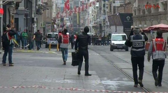 Мощна експлозия окървави прочут търговски булевард в  Истанбул, двама са загинали, има ранени (ВИДЕО)