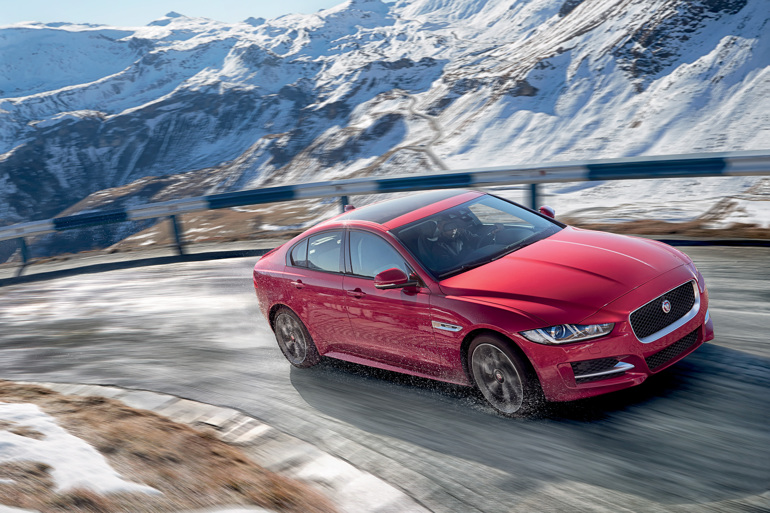 Jaguar XE със задвижване 4х4 не се плаши от снега