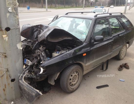 Трагедия! Почина възрастният шофьор, който се удари в стълб на прав и широк път във Враца