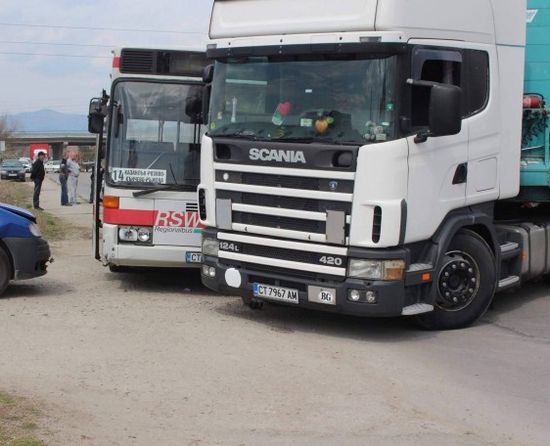 Нов ужас на пътя: Камион се заби в рейс с деца (СНИМКА)