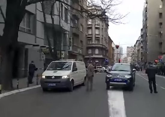 Паника в Белград! Самоубиецът се е взривил в сладкарница на бивш министър 