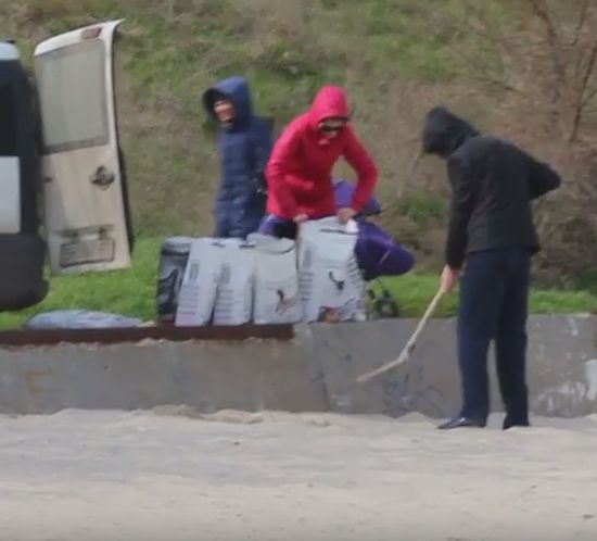 Докъде се докараха: Украинци крадат пясък от плажа в Одеса 