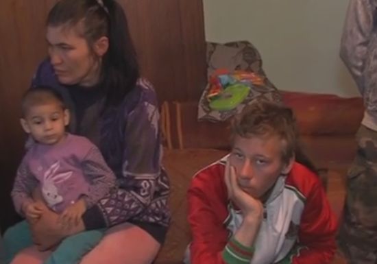 Шестчленно семейство с две бебета мизерства в къща без ток и вода