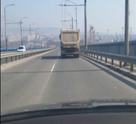Пълна лудост във Варна! 20-тонен камион лети с над 100 км/ч по Аспаруховия мост (ВИДЕО)