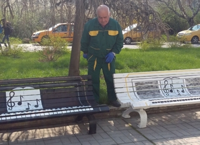 Арт пейки се появиха пред Разградската филхармония (СНИМКИ)