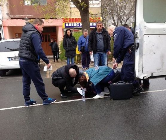 Прегазена от колоездач пешеходка в Бургас бере душа със счупен череп (СНИМКИ)
