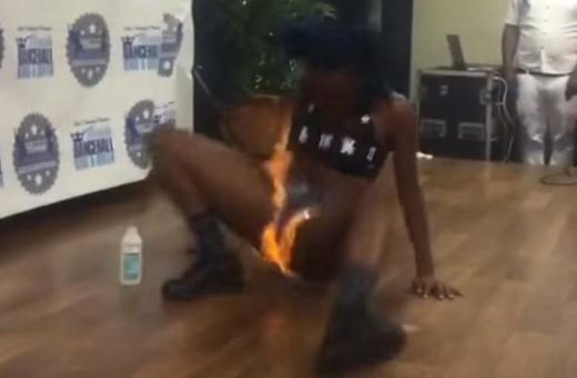 Шокиращо! Танцьорка си подпали вагината (ВИДЕО)
