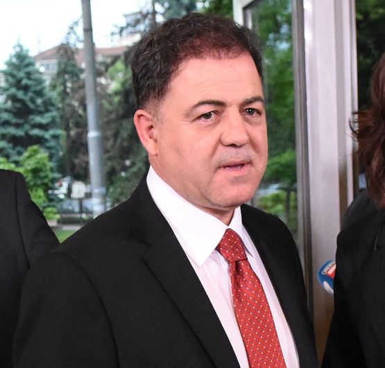 Скандални разкрития: Военният министър граби имоти в София и Варна с измама!