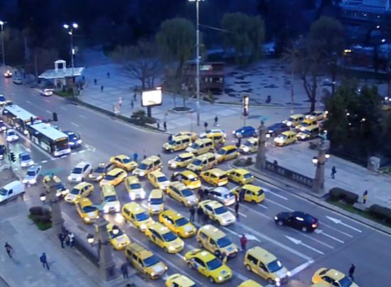 Нещо става на Орлов мост: Таксита блокираха възловото кръстовище (СНИМКА)