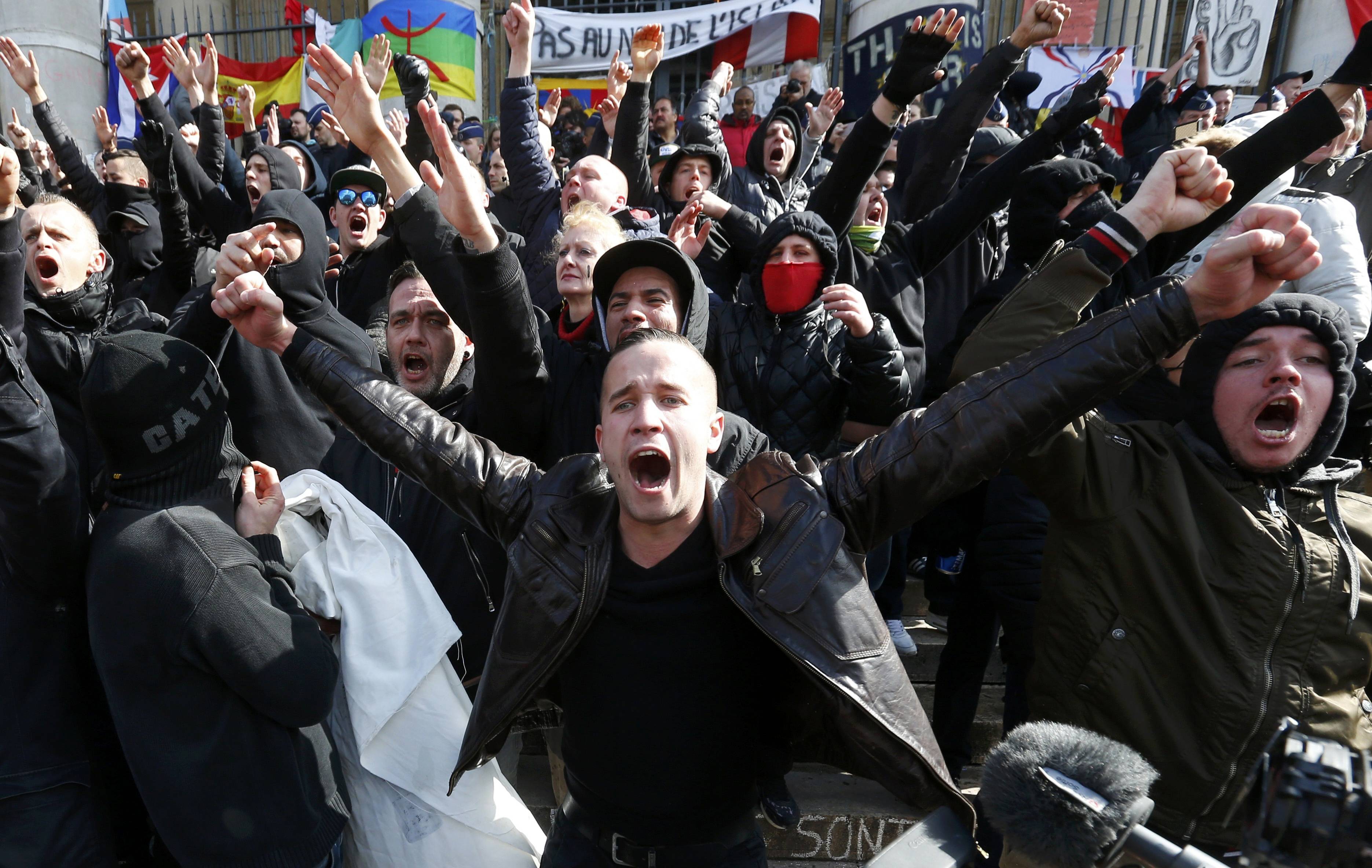 Напрежение в Брюксел! Националисти и футболни агитки излязоха по улиците въпреки забраната (СНИМКИ/ВИДЕО)