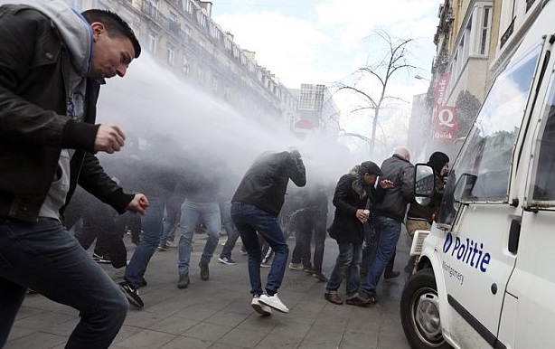 Полицията в Брюксел разгони брутално футболни фенове, протестиращи срещу ислямистите