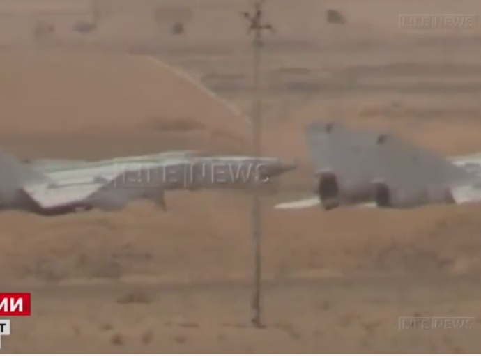 Победа над терористите: След хитър военен ход първите самолети на ВВС на Сирия кацнаха в Палмира (ВИДЕО)